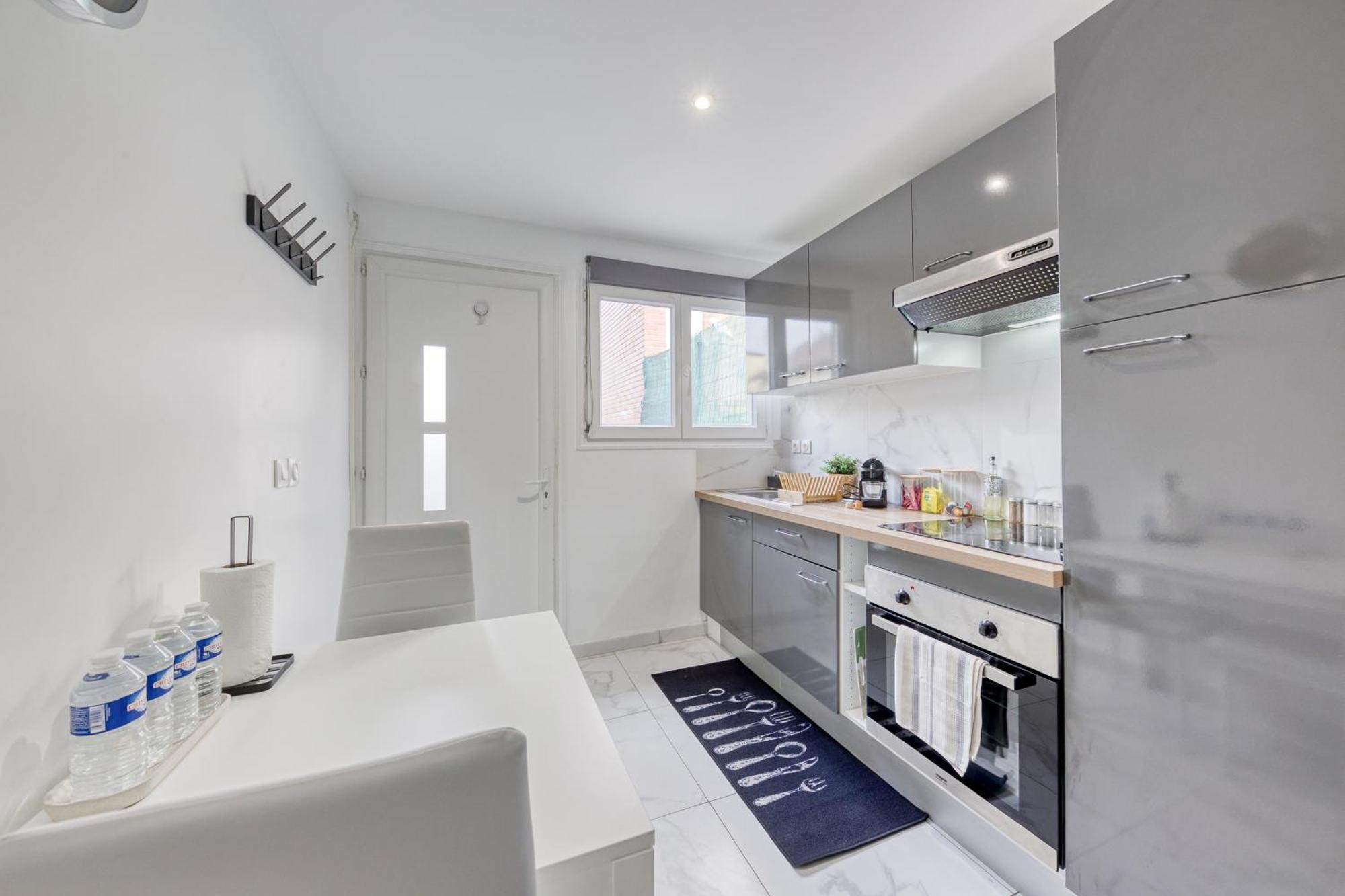 Appartement - 4 Personnes - Parking Prive - Metro 7 - Rer B La Courneuve Buitenkant foto