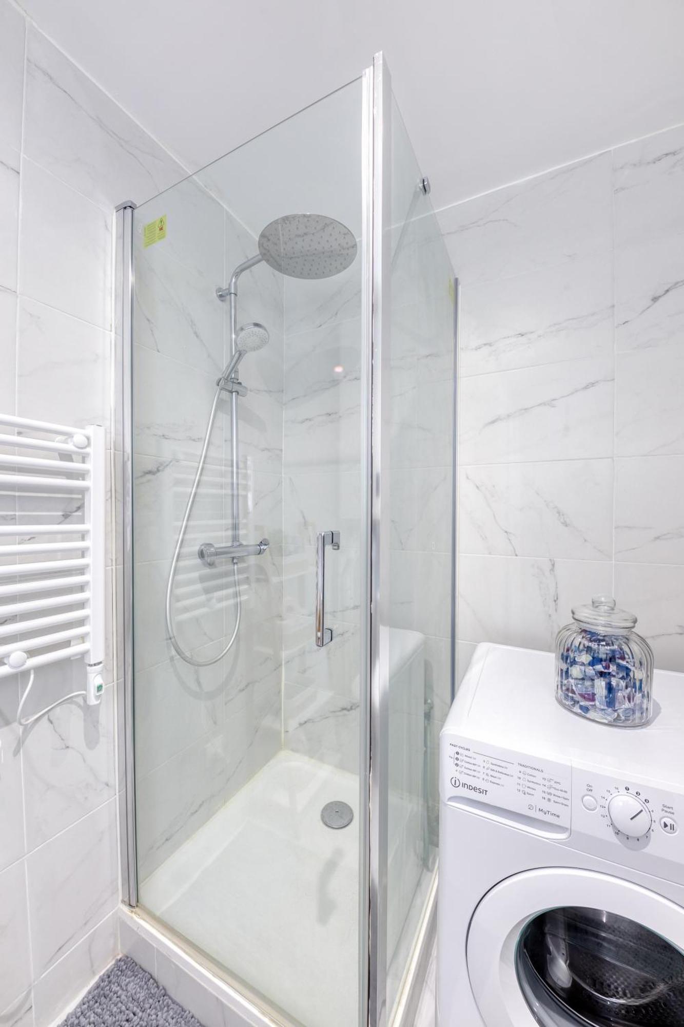 Appartement - 4 Personnes - Parking Prive - Metro 7 - Rer B La Courneuve Buitenkant foto